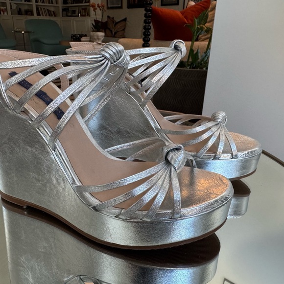 Stuart Weitzman Shimmering Saffron Silver Platform Wedges SZ 7½ - Picture 1 of 15